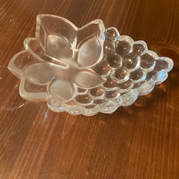 Clear glass grape shaped fruit bowl - Picture 1 of 2